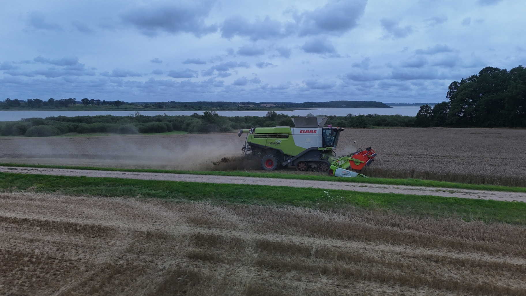 Claas Lexion pie Aisteres ezera