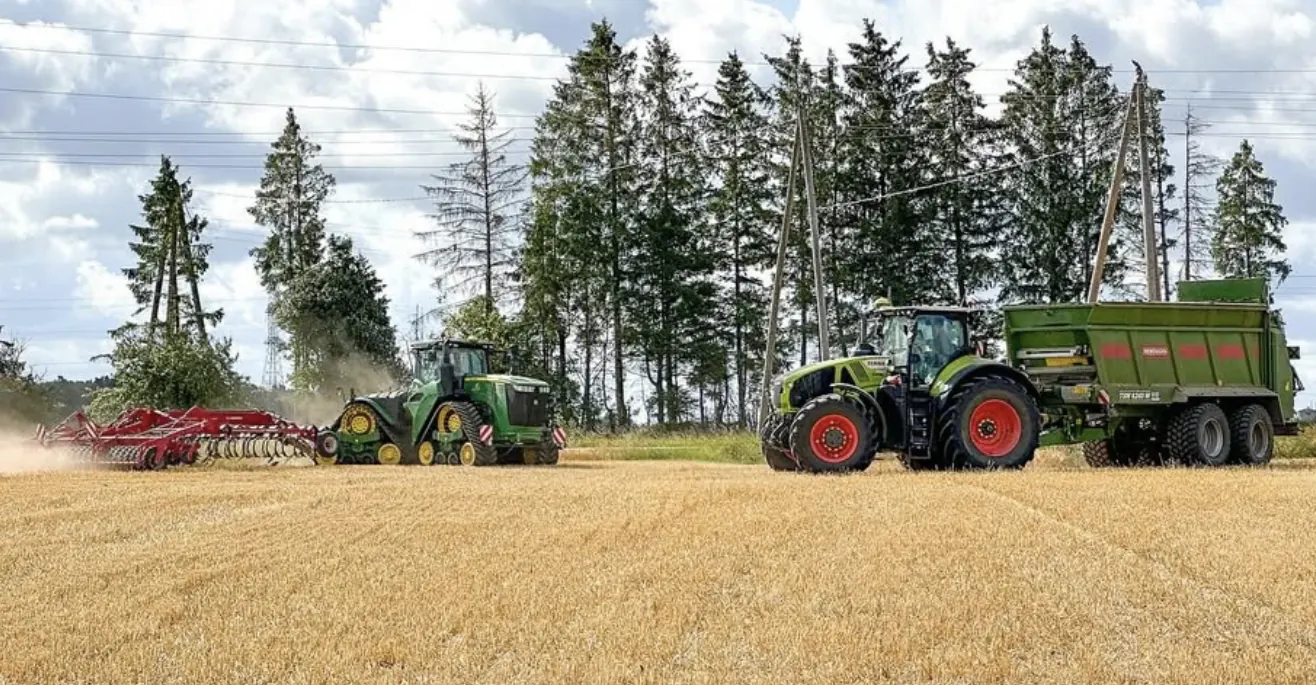 John Deere un Claas traktori rugainē