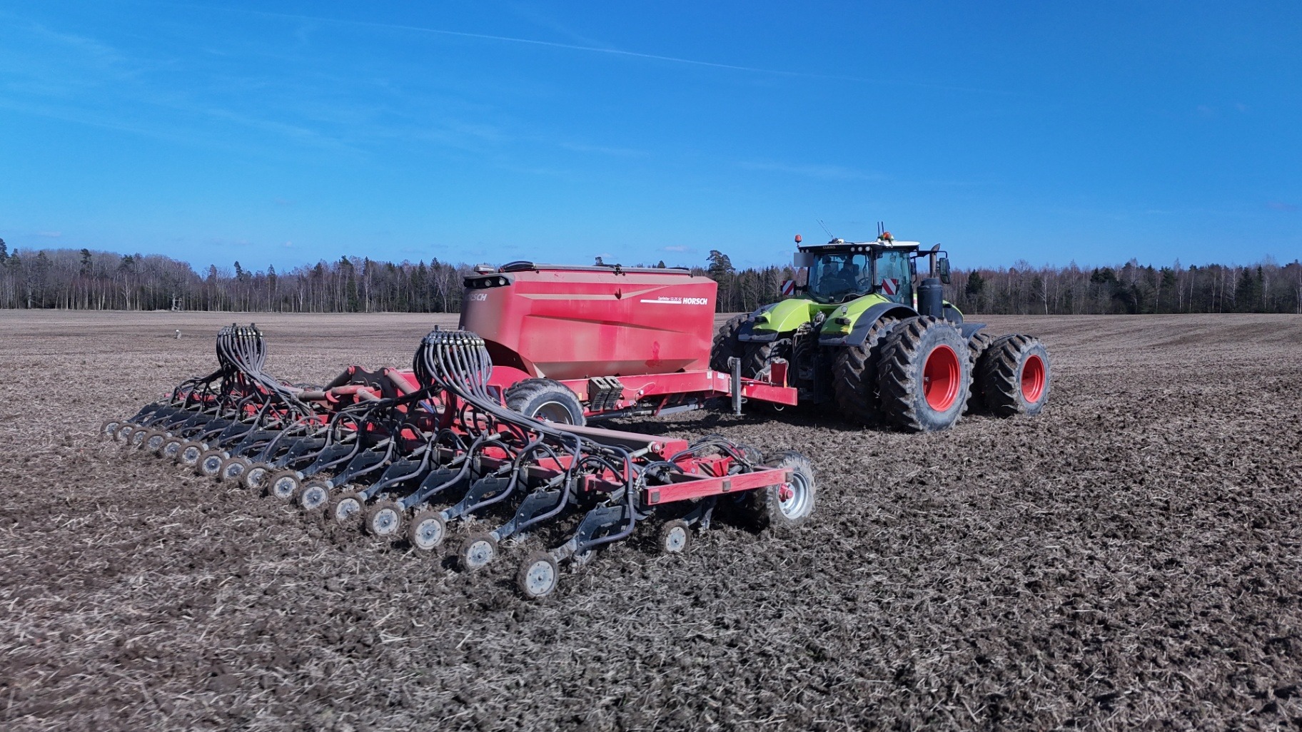 Claas Axion ar Horsch sējmašīnu laukā