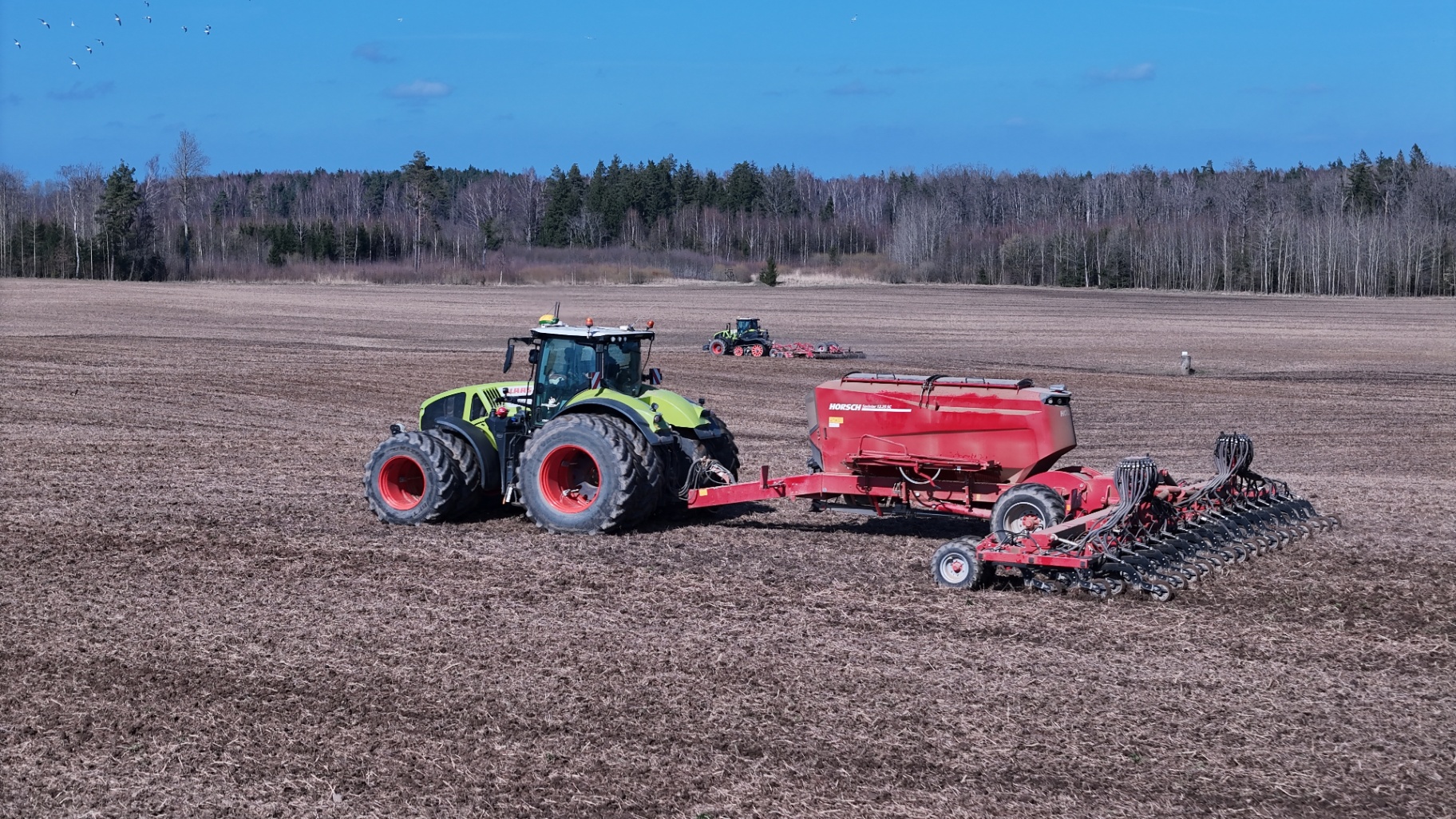 Claas Axion ar Horsch sējmašīnu sējas laikā