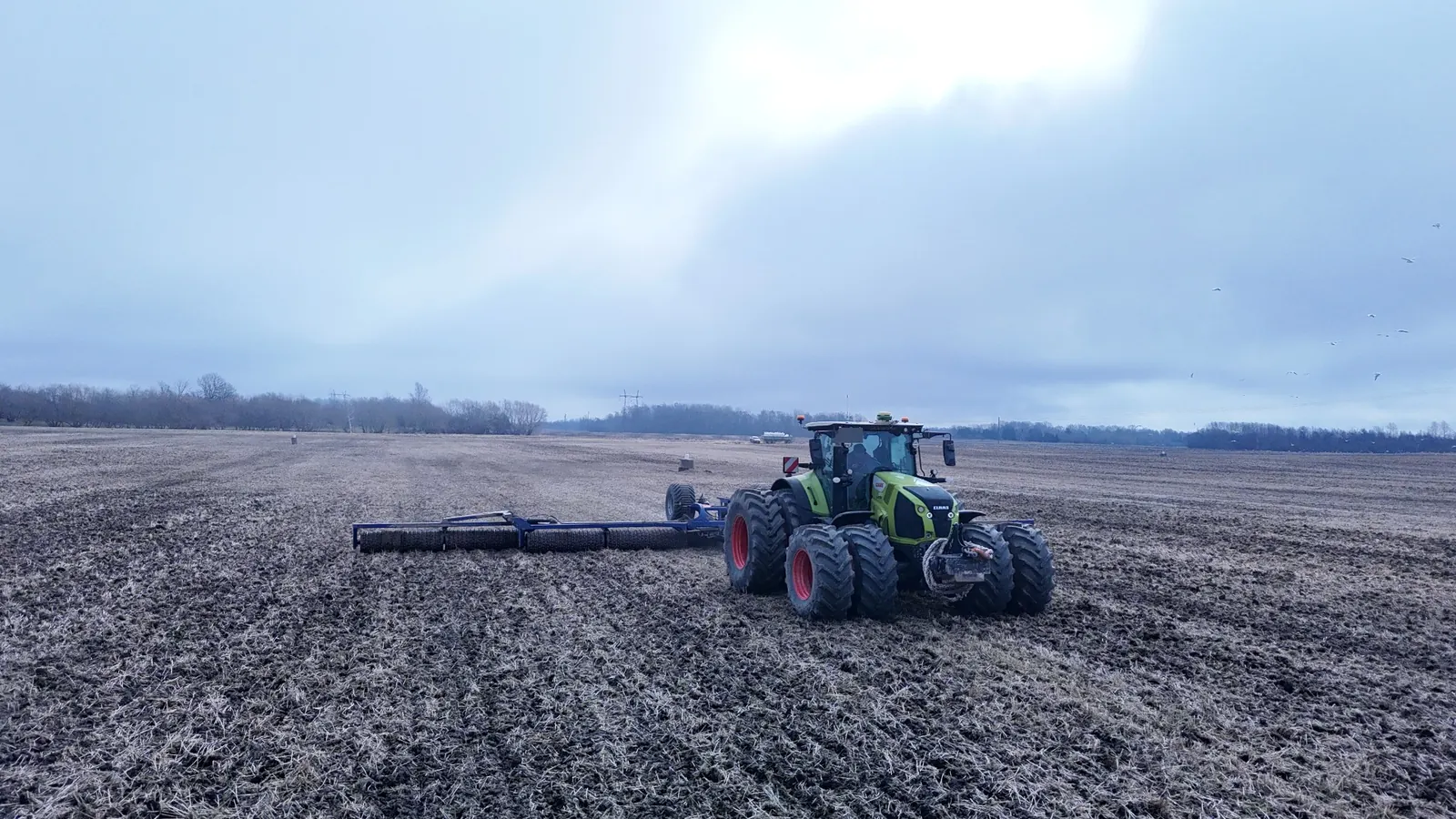 Claas Xerion ar veltni laukā