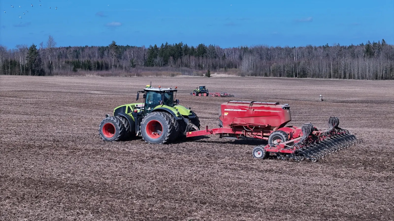 Claas Axion ar Horsch sējmašīnu sējas laikā
